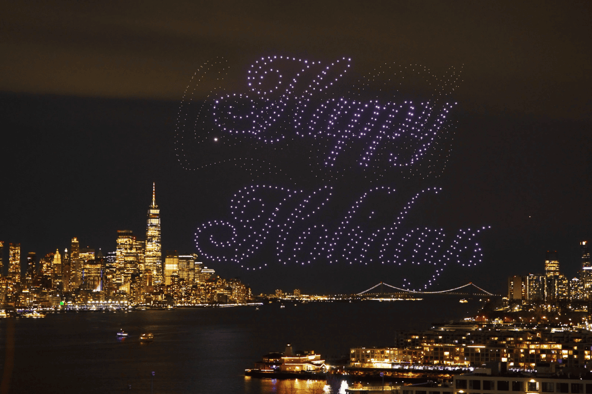 happy-holidays-drone-show